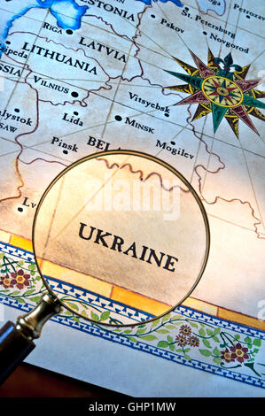 UCRANIA Mapa de estilo antiguo con lupa sobre Ucrania con Letonia Lituania Minsk y Europa del Este Foto de stock