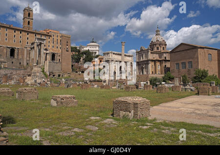 Vista general al norte a través del área del Foro Romano, el templo de Saturno a la izquierda y el Arco de Settimio Severo en el centro, Roma, Italia.