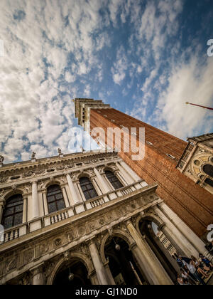 La Biblioteca Marciana y el campanario de la Basílica de San Marcos, en Venecia, Italia.