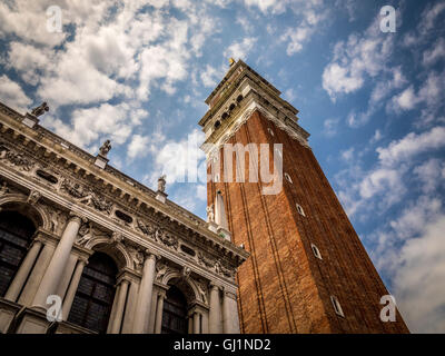 La Biblioteca Marciana y el campanario de la Basílica de San Marcos, en Venecia, Italia.