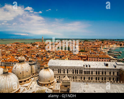 Vista aérea del Palacio Ducal y 3 de las 5 domos o cúpulas de la basílica de San Marcos. Venecia, Italia Foto de stock