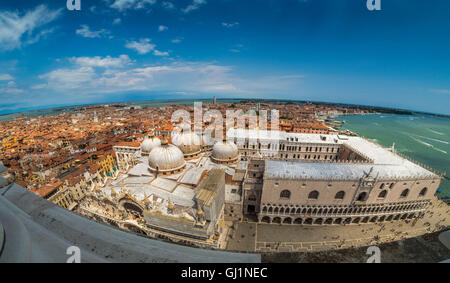 Vista panorámica aérea del Palacio Ducal y el 5 las cúpulas de la basílica de San Marcos. La Plaza de San Marcos, en Venecia, Italia Foto de stock