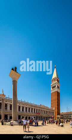 La Piazzetta di San Marco junto con columnas, flanqueada por la Biblioteca Marciana. Venecia. Italia. Foto de stock