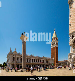 La Biblioteca Marciana con dos columnas de granito gigante en la entrada a la Piazzetta di San Marco. Venecia, Italia. Foto de stock