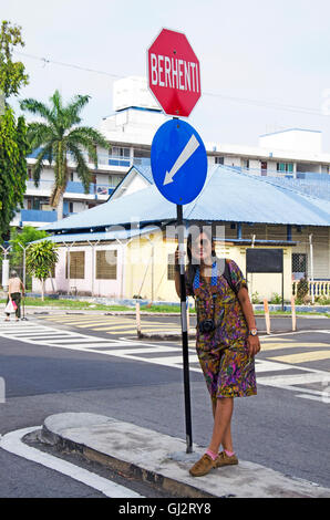 Viajero mujer tailandesa retrato en señal de tráfico en la carretera de George Town y área de arte en la calle el 26 de abril de 2016 en Penang, malayos Foto de stock