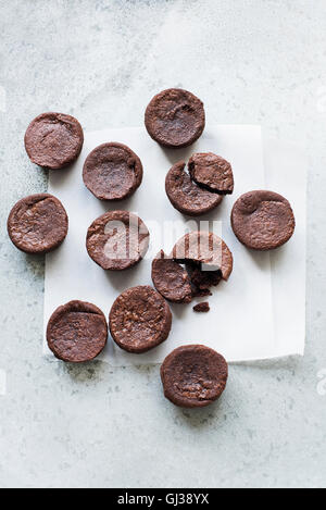 Brownies de chocolate sobre papel absorbente Foto de stock