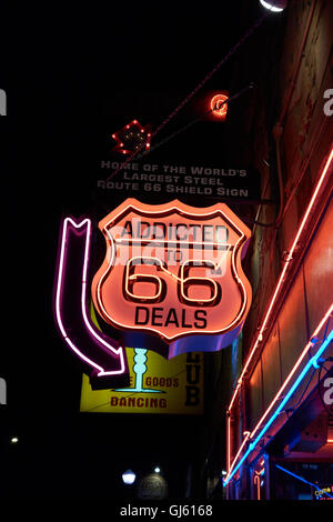Tienda de neón signo a lo largo de la Ruta 66 en el William. Ee.Uu  Fotografía de stock - Alamy