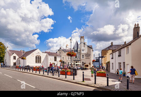 Plaza del Castillo Beaumaris, Anglesey, Gales, Reino Unido Foto de stock