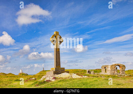 Isla Llanddwyn, con el antiguo faro, una cruz celta y la iglesia de St Dwynwen, Anglesey, Gales, Reino Unido