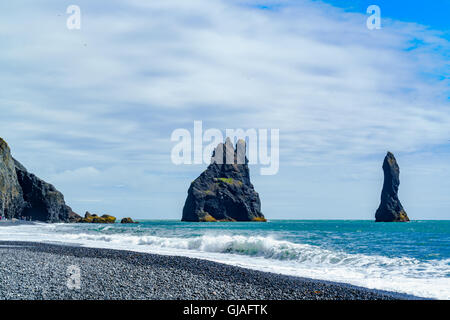 Vista del famoso Reynisdrangar formaciones de roca en la playa cerca de la aldea de Vik en Islandia Foto de stock