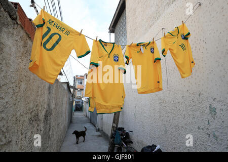 Las camisas de Brasil se secan en Río de Janeiro en el décimo día de los Juegos Olímpicos de Río, Brasil. PRENSA FOTO DE ASOCIACIÓN. Fecha de la foto: Lunes 15 de agosto de 2016. El crédito de la foto debe ser: Mike Egerton/PA Wire. Foto de stock
