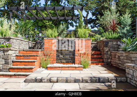 La terminadora patio jardín patio de ladrillo con cascada Pond y