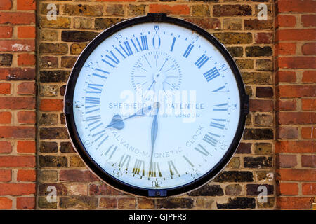 El pastor Gate Clock, un reloj eléctrico mostrando la hora media de Greenwich fuera del Observatorio Real de Greenwich, Londres Foto de stock