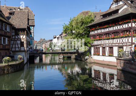 El barrio de La Petite France, en Estrasburgo, Ciudad Vieja, Alsacia, Francia