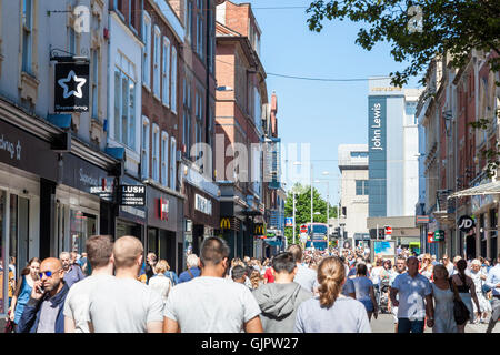 Multitud de personas. Las multitudes de compradores en una de las calles principales de las compras en el centro de la ciudad de Nottingham, Inglaterra, Reino Unido.