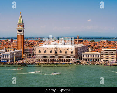 Palacio Ducal, Piazzetta San Marco y la torre del campanario shot de San Giorgio Maggiore. Venecia. Italia Foto de stock