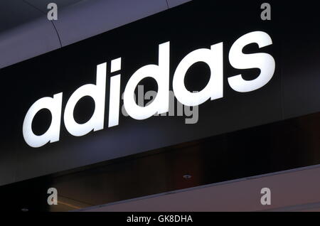 Logotipo de Adidas, alemana que diseña y fabrica ropa deportiva y accesorios Fotografía de stock - Alamy