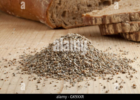 Las semillas de centeno roto fresco y pan de centeno Foto de stock
