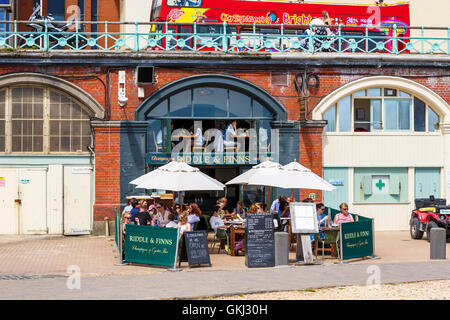Riddle & finlandeses, frente al mar que ofrece un bar de ostras y champán en Brighton, East Sussex, Reino Unido en un día soleado de verano
