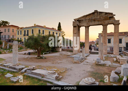 Restos de la Puerta de Atenea Archegetis y Ágora Romana en Atenas, Grecia. Foto de stock