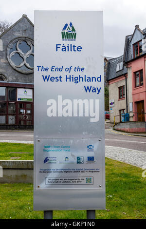 Señal que marca el final de la avenida West Highland Way, Gordon Square, Fort William, en Escocia, Reino Unido. Foto de stock