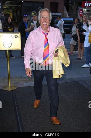 Nueva York, NY, EUA. 22 Aug, 2016. Henry Winkler y acerca del Celebrity Candids - MON, Nueva York, NY el 22 de agosto de 2016. Crédito: Derek tormenta/Everett Collection/Alamy Live News