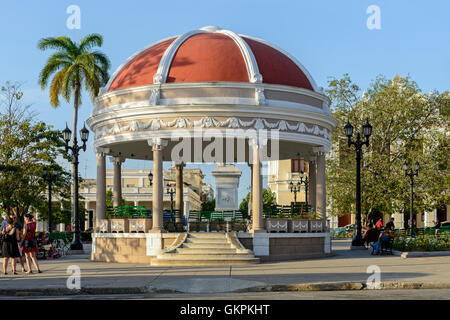 Quiosco abovedado en el Parque José Martí, Cienfuegos, Cuba Foto de stock
