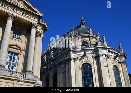 Versalles, Francia - 19 de abril, 2015: ornamentados edificios de la Capilla Real, delante del Palacio de Versalles, Francia. Foto de stock