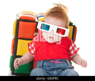 Gracioso niño con gafas de visión estereoscópica tridimensional.