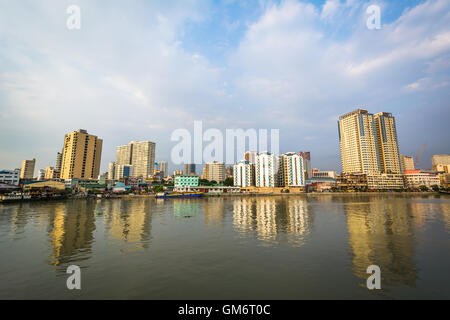 Edificios junto al río Pasig, vistos desde el Fuerte Santiago, en Intramuros, Manila, Filipinas.