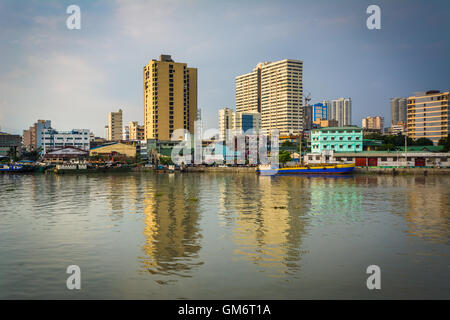 Edificios junto al río Pasig, vistos desde el Fuerte Santiago, en Intramuros, Manila, Filipinas.
