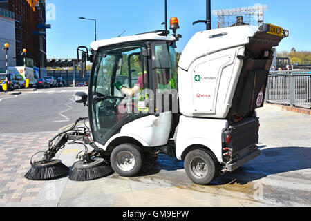 London Borough of Camden Inglaterra consejo local por mecánicos compactos de limpieza de calles y carreteras Máquina barredora de pavimento en uso y operado por Veolia Foto de stock