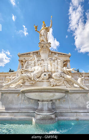 Viena, Austria - Agosto 14, 2016: Pallas Athena fuente en frente de la entrada principal del edificio del Parlamento austríaco. Foto de stock