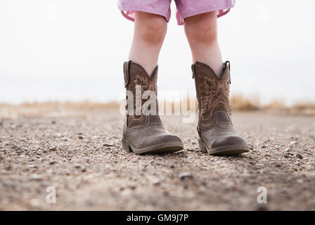Bajo la de bebé niña (18-23 meses) botas de cowboy Fotografía de stock - Alamy