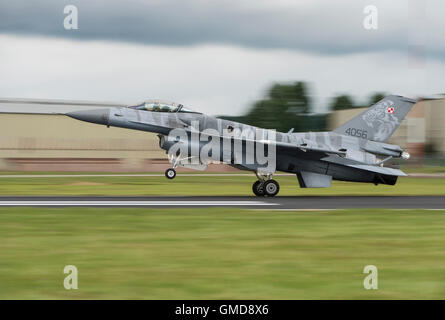 Dinámica General de Lockheed Martin F-16C combates militares Falcon Jet Fighter 4056 de la Fuerza Aérea polaca aterriza en el RIAT Foto de stock