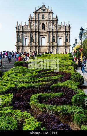 Ruinas de la iglesia de san Pablo famosa atracción turística hito en Macao, China Foto de stock
