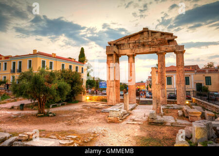 Restos de la Puerta de Atenea Archegetis y Ágora Romana en Atenas, Grecia. Imagen HDR. Foto de stock