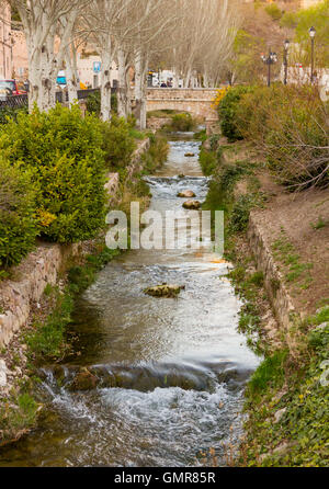 Canal de agua pequeña cruza la ciudad de Cuenca, España