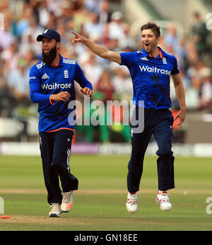 Mark Wood de Inglaterra celebra teniendo el wicket de Pakistán Sharjeel Khan durante el Royal London un día series internacionales coinciden en Lord's, de Londres.