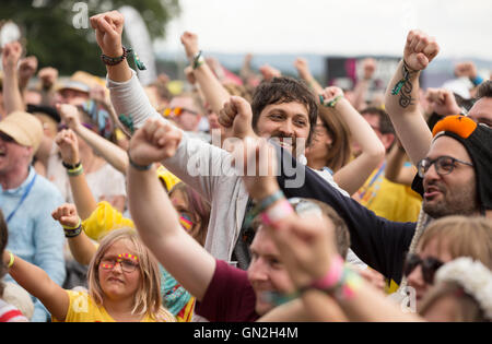 El coronel Mostaza revestido de amarillo a los fanáticos de la música el festival de música de los campos eléctricos en el castillo de Drumlanrig, Dumfries y Galloway, Escocia. Foto de stock