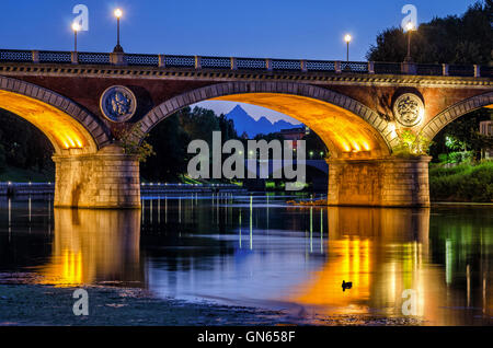 Turín (Torino) hermoso paisaje al atardecer con el río Po, Ponte Isabella y el Monviso