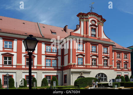 Edificio del Ossolineum en Wroclaw con el Instituto Ossolinski nacional en Polonia. Foto de stock