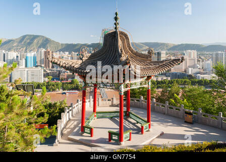 Pabellón en el Parque Baitashan en Lanzhou, con la silueta de la ciudad en  segundo plano Fotografía de stock - Alamy