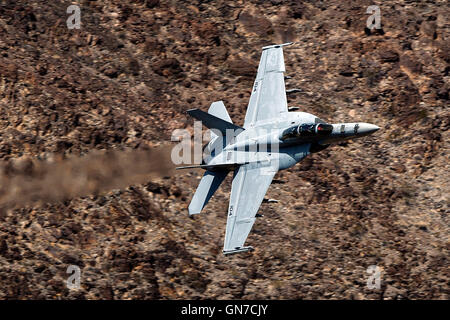 US Navy Boeing F/A-18F Super Hornet NH-104 (SN 166877) del VFA-154 el 'Negro' vuela a través de los caballeros Jedi, R-2508 transición compleja, Star Wars Canyon / Rainbow Canyon, el Parque Nacional Valle de la Muerte, California, Estados Unidos de América. Foto de stock