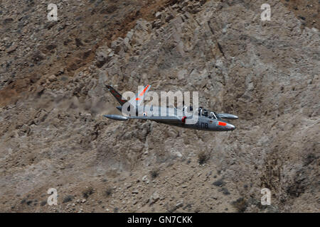 Un CM-170 Fouga Magister (matrícula N315MB) vuela bajo nivel a través de Jedi, R-2508 transición compleja, Star Wars Canyon / Rainbow Canyon, el Parque Nacional Valle de la Muerte, California, Estados Unidos de América. Foto de stock