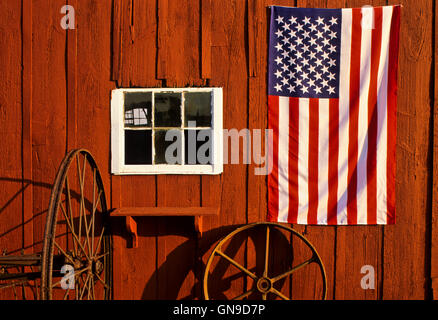Bandera americana cerca en un viejo granero rojo en Monroe Twp., Nueva Jersey, Estados Unidos, escena agrícola objetos US bandera verano primavera otoño