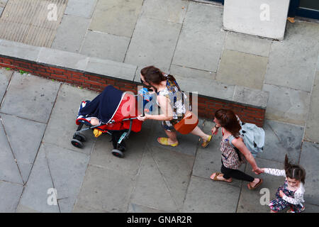 Mirando a la gente caminando a lo largo de Northumberland Avenue hacia Trafalgar Square en Londres, Inglaterra. Foto de stock
