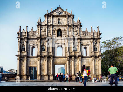Ruinas de la iglesia de san Pablo famosa atracción turística hito en Macao, China Foto de stock