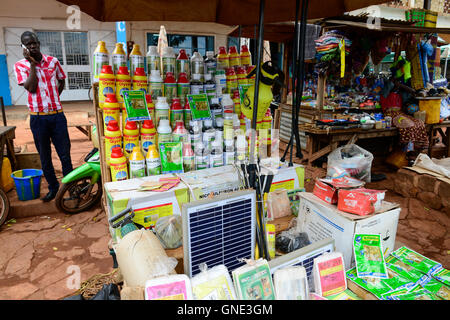 BURKINA FASO, Bobo Dioulasso, stand de mercado para la venta de plaguicidas, fertilizantes, semillas, panel solar