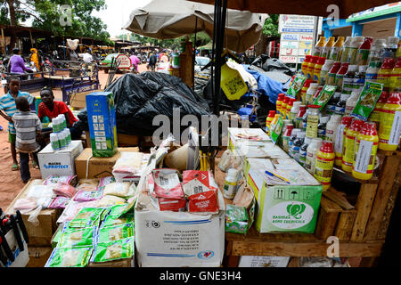 BURKINA FASO, Bobo Dioulasso, stand de mercado, la venta de plaguicidas, fertilizantes, semillas, herbicidas